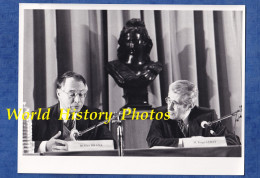 Photo D'un Rassemblement Politique à Identifier - Guy BRANA Et Roger LERAY - Vers 1980 ? - Marianne - Homme Franc Maçon - Beroemde Personen