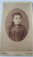 PHOTO CDV   TETE DE PETITE FILLE  -  PHOTOGRAPHE REBOUL ARCACHON  V° 10.5X6.5 CM - Ancianas (antes De 1900)