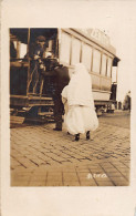  ALGER - CARTE PHOTO - Mauresque Pontant Dans Le Tramway En Avril 1922 - Alger
