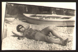 Pretty Swimsuit Woman Girl Laying On Beach Hairy Armpit Old Photo 9x6 Cm #39850 - Personas Anónimos