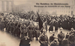 Die Bestattung Der Revolutionsopfer - BERLIN - November 1918 - Abordnungen Der Soldatenräte Mit Roten Fahnen - Phot. G.  - Sonstige & Ohne Zuordnung