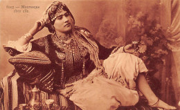 Algérie - Scènes & Types - Mauresque Chez Elle - Ed. A.D.I.A. 8005 - Femmes