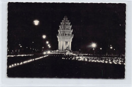 Cambodge - PHNOM PENH - Le Monument De L'Indépendance De Nuit - CARTE PHOTO - Ed. Inconnu  - Cambodge