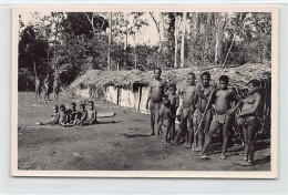 Centrafrique - Village Pygmée - CARTE PHOTO Développée Sur Papier Souple - Ed. R. Pauleau 600 - Repubblica Centroafricana
