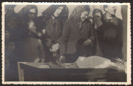 Funeral Dead Man In A Coffin Post Mortem Old Photo 13x9 Cm #40327 - Personas Anónimos