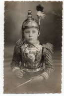 Cpa " Enfant En Tenue De Cuirassier Avec Sabre Et Médaille "  ( Pattes De Col N°7 ) La  Photo Mécanique Paris - Uniformi