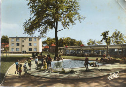 Carte Postale : 57 : SAINT NICOLAS EN FORET : Centre Commercial Et Bassin, Animé, Timbre En 1962 - Autres & Non Classés