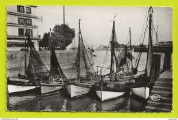 14 HONFLEUR Entrée Du Port Gros Plan Bateaux Pêche En 1956 BUS CAR Autobus Ancien " L'Express" Devant Hôtel VOIR DOS - Honfleur