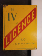 36 - Rare Plaque Métal Sur Fond Jaune " LICENCE IV" Du Département De L' INDRE - Signs