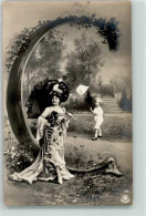 10674708 - Junge Frau Im Opulenten Kleid Mit Sonnenschirm Und Kind Das Schmetterlinge Faengt Buchstabe C - Otros & Sin Clasificación