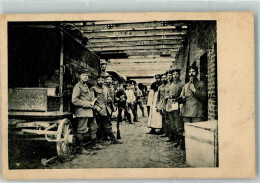 39871108 - Landser In Uniform In Einer Halle Fuer Trainwagen Feldpost 18. Inf.-Div. - Guerre 1914-18