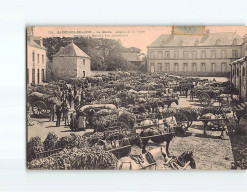 SAINT POL DE LEON : La Mairie, Aspect De La Place Pendant Le Marché Des Artichauts - Très Bon état - Saint-Pol-de-Léon