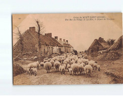 Grèves Du MONT SAINT MICHEL : Une Rue Du Village De La Rive, Le Départ Du Troupeau - état - Andere & Zonder Classificatie