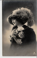 Jeune Femme Au Chapeau Tenant Des Roses Photographiée De 3/4 - Mode