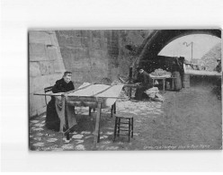 PARIS : Petits Métiers, Cardeurs à L'ouvrage Sous Le Pont -Marie - état - Petits Métiers à Paris