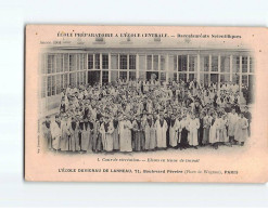 PARIS : Ecole Préparatoire à L'Ecole Centrale, Cour De Récréation, Elèves En Tenue De Travail - état - Bildung, Schulen & Universitäten