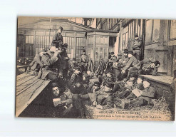 PARIS: Grève Des Chemin De Fer, Cantonnement Dans La Salle Des Bagages De La Gare Saint-Lazare - état - Stations, Underground