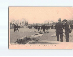 PARIS : Aux Tuileries, La Flotte En Cale Sèche - Très Bon état - Other Monuments