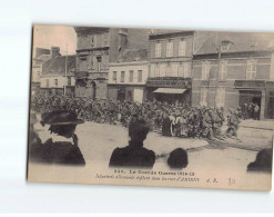 AMIENS : Infanterie Allemande Défilant Dans Les Rues, 1914-15 - état - Amiens