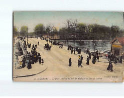 SURESNES : Le Pont, Entrée Du Vois De Boulogne Un Jour De Courses - état - Suresnes