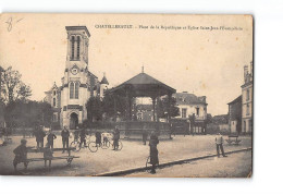 CHATELLERAULT - Place De La République Et Eglise Saint Jean L'Evangéliste - Très Bon état - Chatellerault