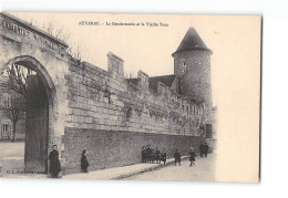 AUXERRE - La Gendarmerie Et La Vieille Tour - Très Bon état - Auxerre