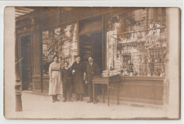 CARTE PHOTO - DEVANTURE D'UNE EPICERIE - " SUCRE LIBRE " ECRIT SUR LA VITRINE - L' EPICIER EN FAMILLE -z 3 SCANS Z- - A Identifier