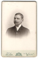 Fotografie A. Kolm, Wien, Portrait Eleganter Herr Mit Charmantem Blick, Scheitel Und Schnauzer  - Anonymous Persons