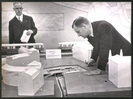 Fotografie Ansicht Gross-Wien, Bürgermeister Dr. Neubacher Besichtigt Modell Für U-Bahn-Kreuzungsbahnhof  - Lieux