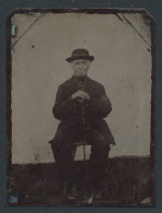 Fotografie Ferrotypie Alter Mann Mit Stock Sitzend Auf Einem Hocker  - Anonymous Persons