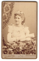 Fotografie Carl König, Naumburg A. S., Poststrasse, Junge Dame Im Weissen Kleid Mit Blumenkranz Im Haar  - Anonymous Persons