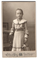 Fotografie Julius Stoess, Stuttgart, Sophienstrasse 36, Niedliches Mädchen Im Sonntagskleid  - Anonymous Persons