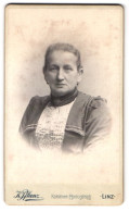 Fotografie Karl Pflanz, Linz, Graben 30, Portrait ältere Dame Mit Zurückgebundenem Haar  - Anonymous Persons