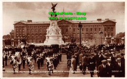 R345461 Victoria Memorial Buckingham Palace And Guards London. 22. 98505. J. V. - Sonstige & Ohne Zuordnung