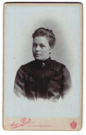 Fotografie Aug. Red, Linz, Landstrasse, Portrait Junge Dame Mit Kragenbrosche  - Anonyme Personen