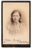 Fotografie Wilhelm Seiler, Königsfeld /Baden, Portrait Junge Dame Im Modischen Kleid  - Anonyme Personen