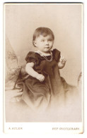 Fotografie A. Adler, Dresden, Victoriastrasse 22, Portrait Süsses Kleinkind Im Kleid Mit Halskette  - Anonyme Personen