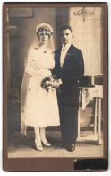 Fotografie Atelier Albrecht, Berlin, Badstr. 32, Junges Hochzeitspaar Festlich Gekleidet  - Anonymous Persons