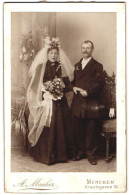 Fotografie A. Macher, München, Kreutzgasse 10, Hochzeit, Braut Mit Schleier Im Schwarzen Kleid  - Anonieme Personen