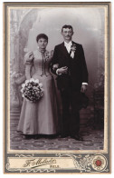 Fotografie F. Molnar, Wels, Hochzeitspaar Festlich Gekleidet Im Foto-Atelier  - Anonieme Personen