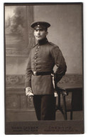 Fotografie Guido Seeber, Chemnitz, Theaterstr. 22, Portrait Soldat Trägt Bajonett Mit Portepee, Schulterstück Rgt. 1  - Anonieme Personen