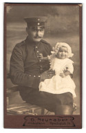 Fotografie G. Neunaber, Hildesheim, Paradeplatz 14, Portrait Soldat Mit Kleiner Tochter Auf Dem Schoss  - Anonieme Personen