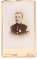 Fotografie H. Zwirnemann, Potsdam, Schockstr. 27, Portrait Soldat M. Orden, Musiker, Schulterstk. Rgt. 13, Schwalbenne  - Anonieme Personen