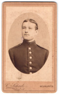 Fotografie C. Schade, Neuruppin, Am Paradeplatz, Portrait Eines Jungen Soldaten  - Anonieme Personen