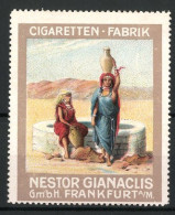 Reklamemarke Nestor Gianaclis, Cigarettenfabrik In Frankfurt / Main, Arabische Frauen Holen Wasser Aus Einem Brunnen  - Erinnofilia