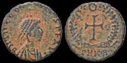 Theodosius II AE Nummus Cross - The End Of Empire (363 AD Tot 476 AD)