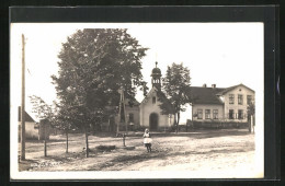 Foto-AK Kaznejov, Strassenpartie Mit Kirche Und Mädchen  - Czech Republic