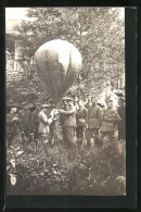 Foto-AK Soldaten In Uniform Mit Kleinem Ballon  - Luchtballon