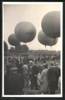 Foto-AK Steigende Fesselballons Auf Grossem Platz Mit Zuschauern  - Montgolfières