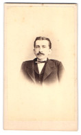 Fotografie L. Brade, Geestemünde, Portrait Herr Im Karierten Anzug Mit Fliege Und Moustache  - Anonymous Persons
